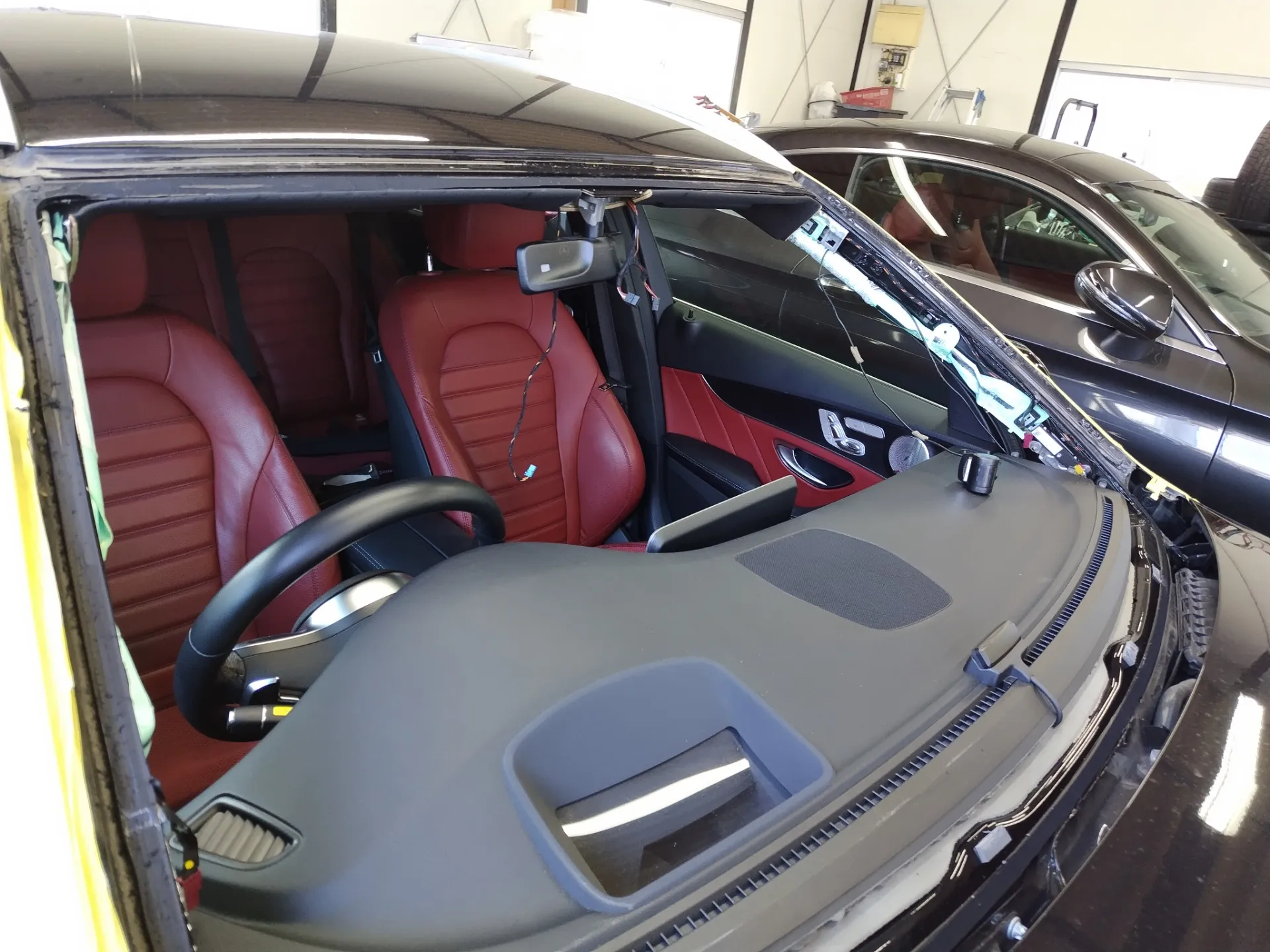 ベンツCクラスW205フロントガラス交換、カメラエーミングのご紹介