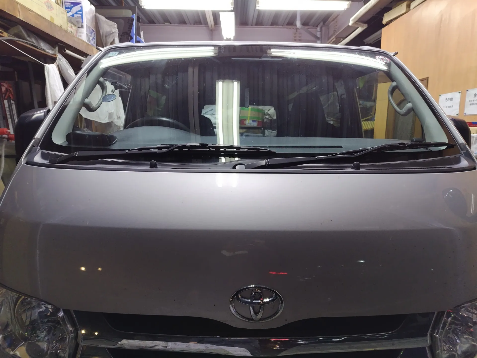 新年のご挨拶とハイエースのフロントガラスリペアの紹介